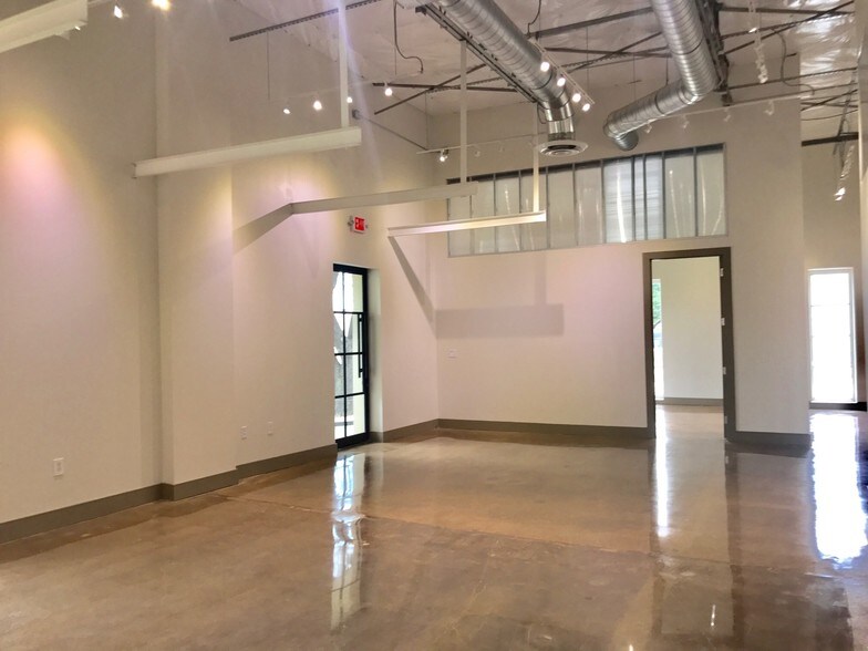 More Photos Of 9140 Premier Row, Dallas Distribution For Sale