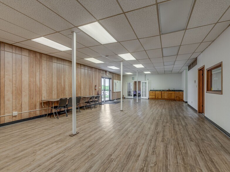 More Photos Of 111 N 4th St, Seminole Office For Sale