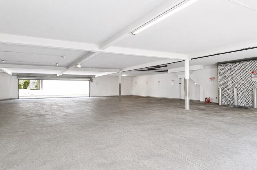 More Photos Of 10537 Santa Monica Blvd, Los Angeles Medical For Sale