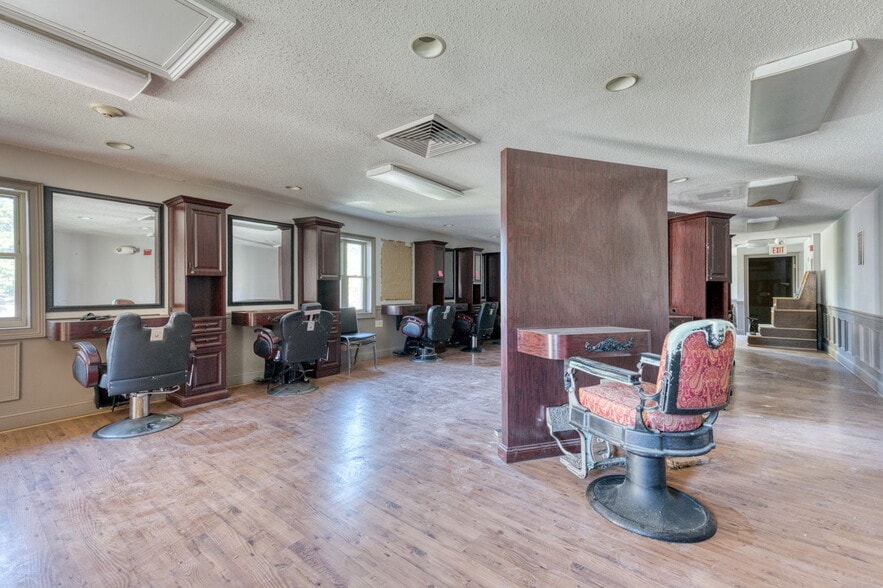 More Photos Of 2404 Main St, Hartford Storefront Retail Office For Sale