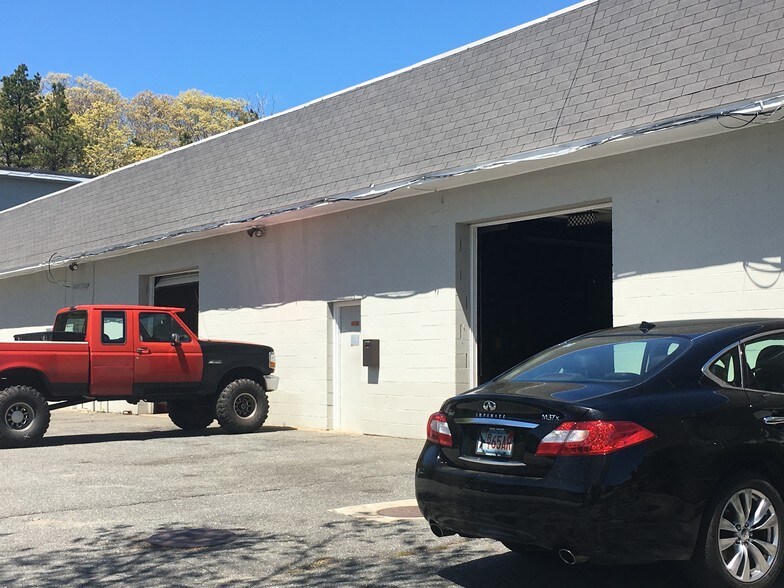 More Photos Of 40 White's Path, South Yarmouth Showroom For Lease