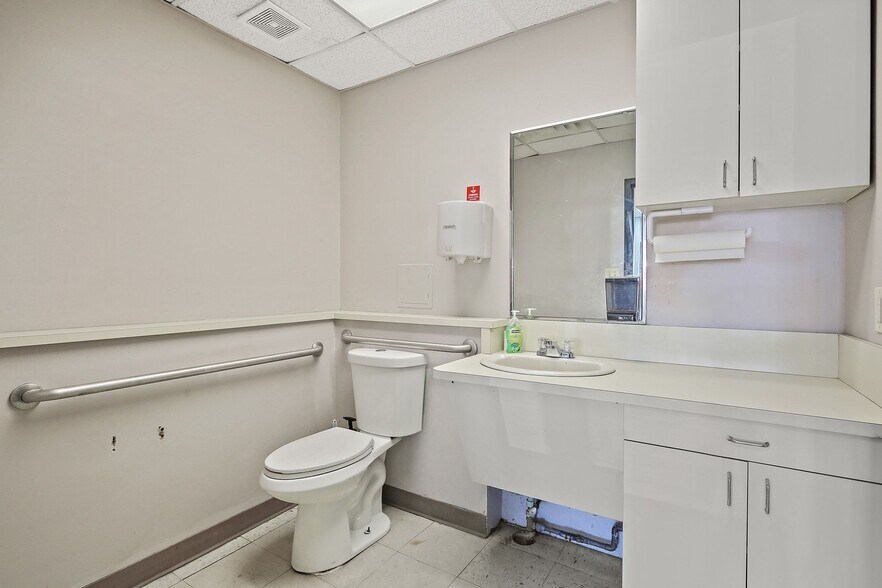 More Photos Of 918 Pulaski Hwy, Havre De Grace Warehouse For Lease