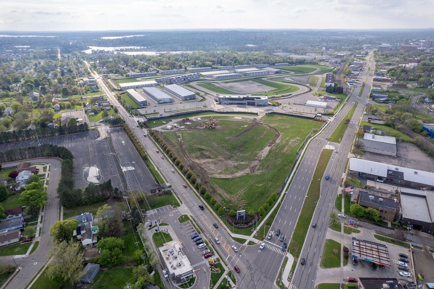 More Photos Of 154 W Speed Way, Pontiac Parking Garage For Sale