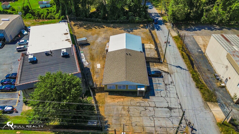 More Photos Of 1464 Willingham Dr, East Point Light Distribution For Sale