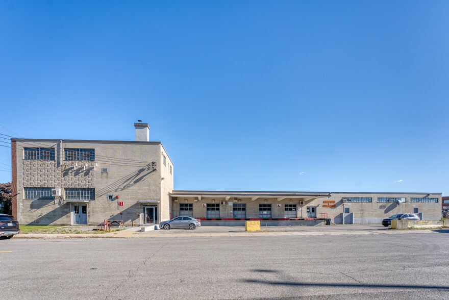 More Photos Of 9700 Boul Parkway, Montréal Manufacturing For Sale