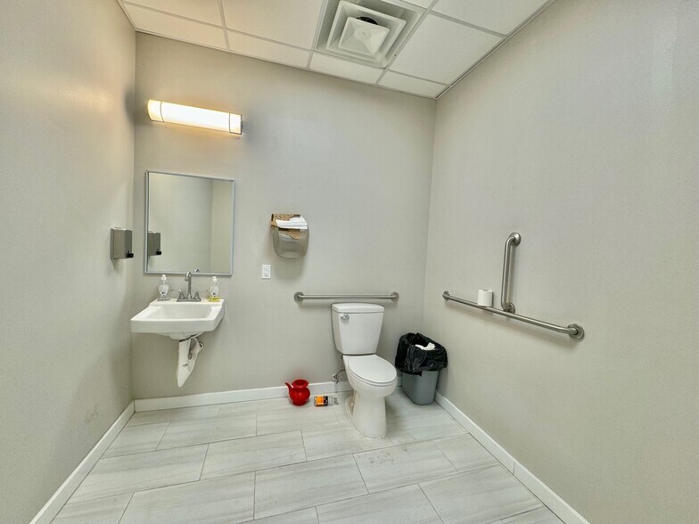 More Photos Of 136-21 Hillside Ave, Richmond Hill Medical For Lease