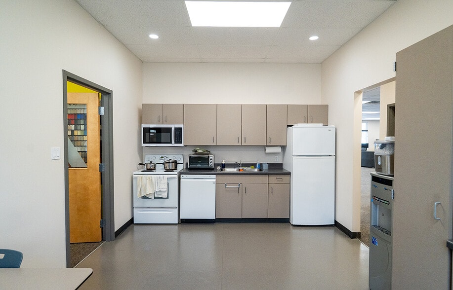 More Photos Of 211 2nd Av N, Stonewall Flex For Sale