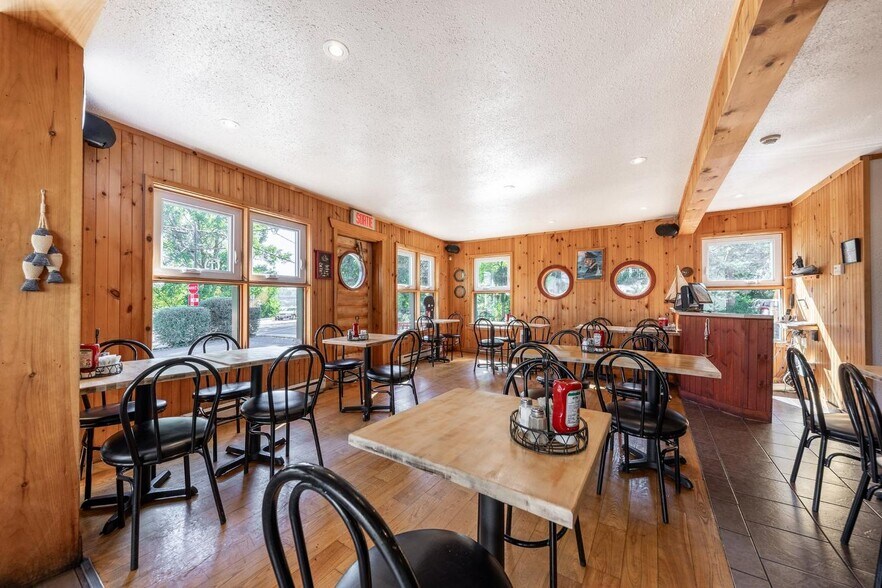 More Photos Of 880 Rue Richelieu, Beloeil Storefront For Sale