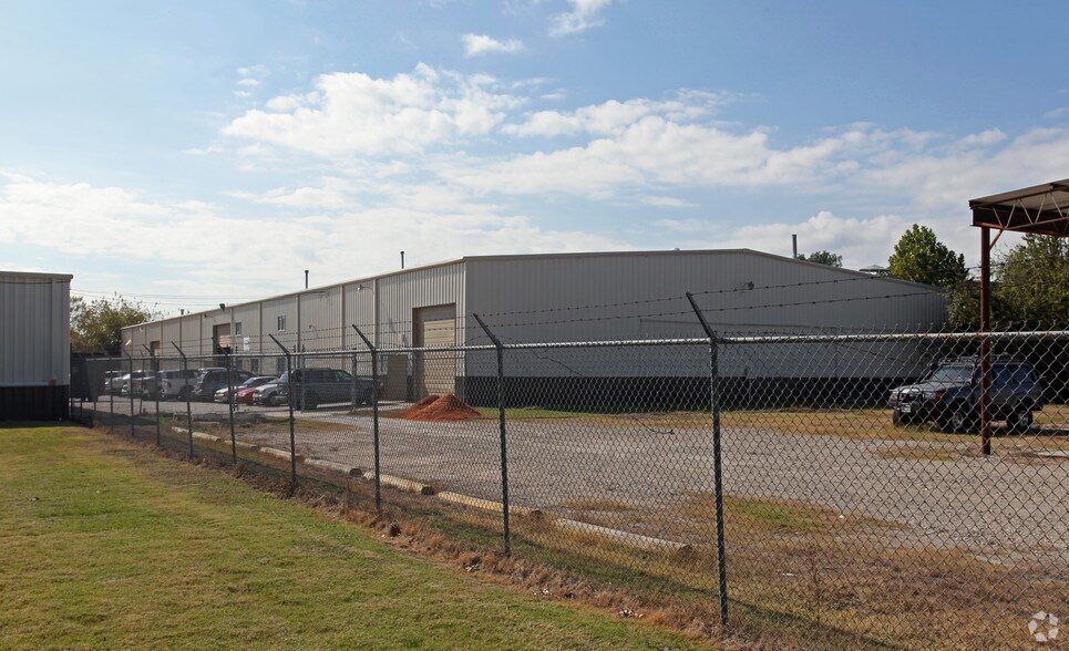 More Photos Of 7043 Satsuma Dr, Houston Warehouse For Lease
