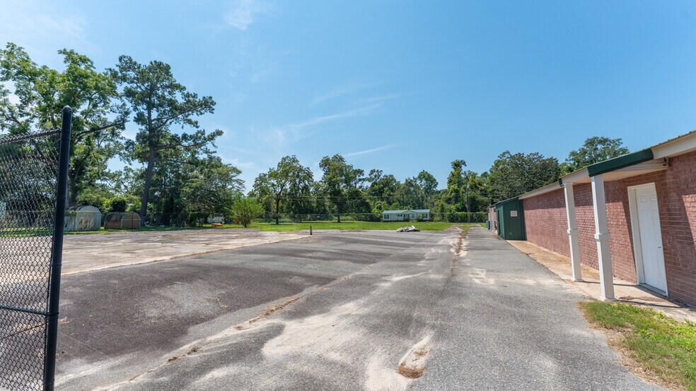 More Photos Of 510 N Walker St, Quitman Light Manufacturing For Lease