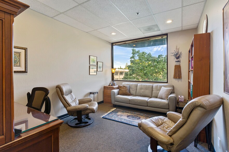 More Photos Of 2401-2417 Park Blvd, Palo Alto Office For Sale