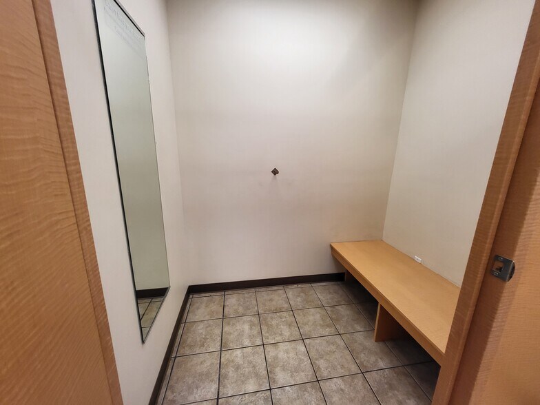 More Photos Of 3201 Lusk Dr, Neosho Storefront For Lease