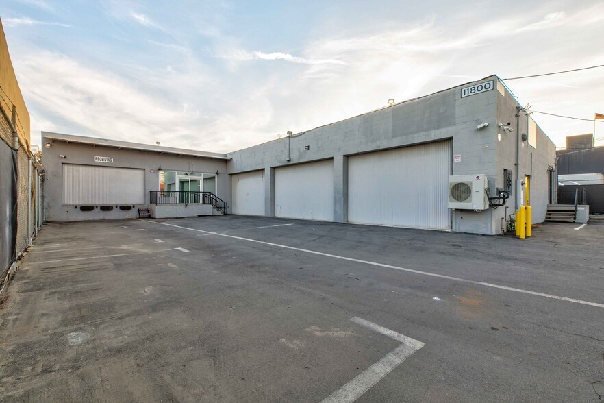 More Photos Of 11800 Vose St, North Hollywood Warehouse For Lease