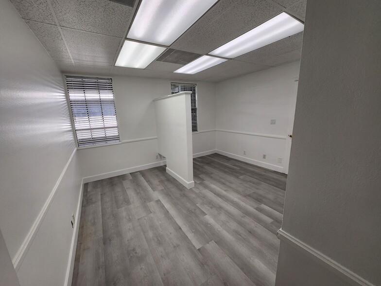 More Photos Of 960 W 17th St, Santa Ana Office For Sale