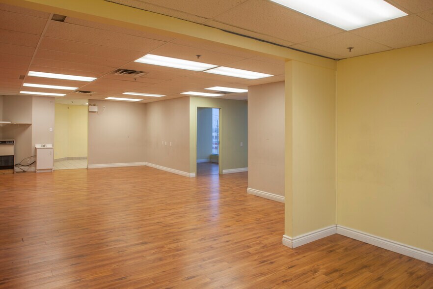More Photos Of 5805-5879 Boul Henri-Bourassa E, Montréal Office For Lease