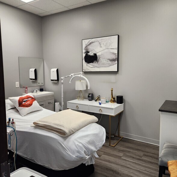 More Photos Of 8730-8732 W Fountain Ave, Tampa Medical For Lease