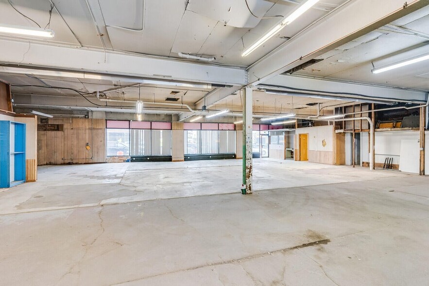 More Photos Of 529 4th St S, La Crosse Showroom For Sale
