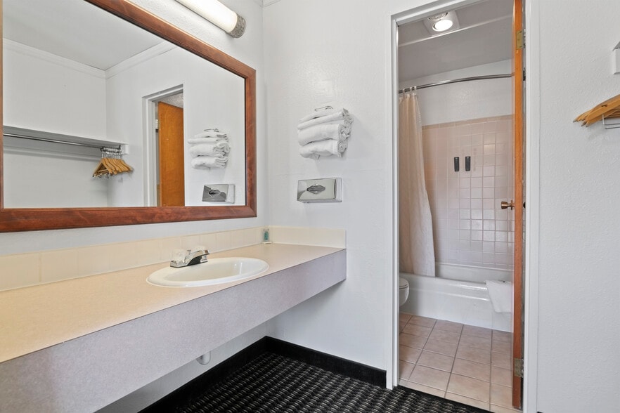 More Photos Of 700 Colorado Ave, Stratton Hotel For Sale