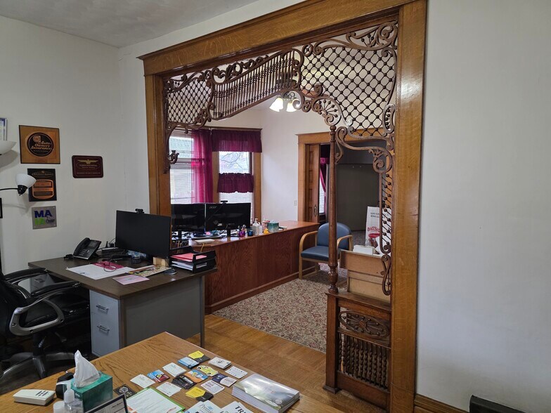 More Photos Of 219 E Lawrence Ave, Charlotte Office For Sale