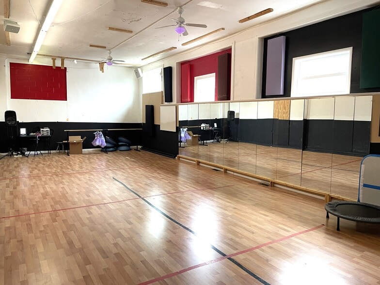 More Photos Of 307 6th St, Charleston Storefront Retail Office For Sale