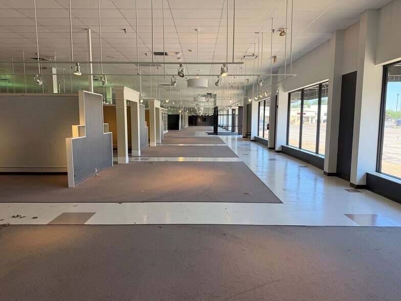 More Photos Of 4485 Monroe St, Toledo Freestanding For Lease