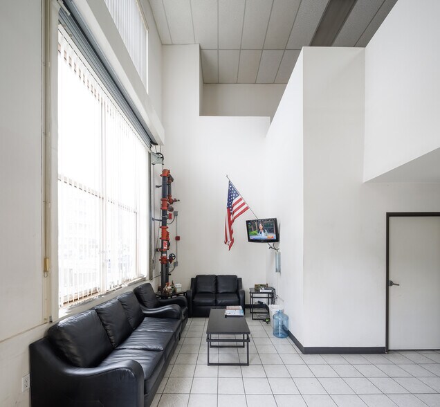 More Photos Of 5610 E Hollywood Blvd, Los Angeles Auto Repair For Sale