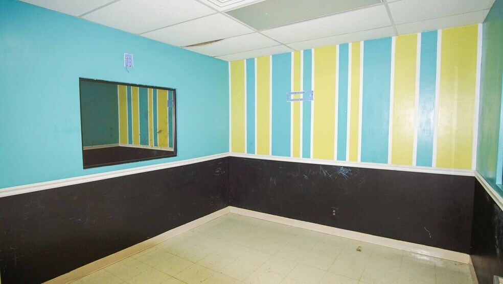 More Photos Of 1800 S Washington St, Beeville Office For Sale
