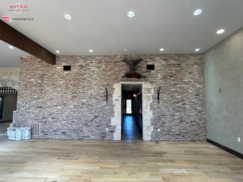 More Photos Of 626 High St, Comfort Storefront For Sale