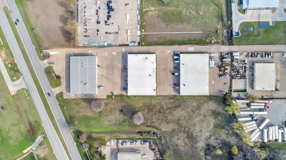 More Photos Of 2801-2807 W Euless Blvd, Euless Showroom For Lease