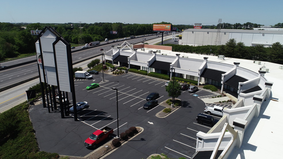 More Photos Of 5442 Frontage Rd, Forest Park Showroom For Lease