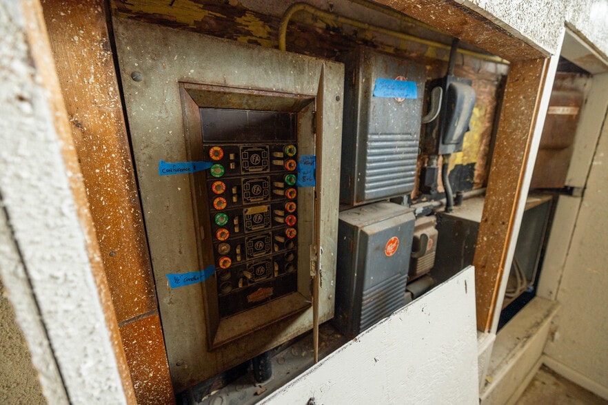 More Photos Of 1016-1020 N 10th St, Kansas City Light Distribution For Sale