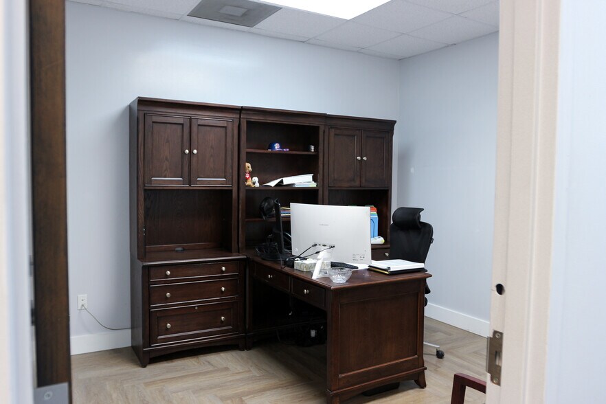 More Photos Of 6925 112th Cir N, Largo Office Residential For Lease