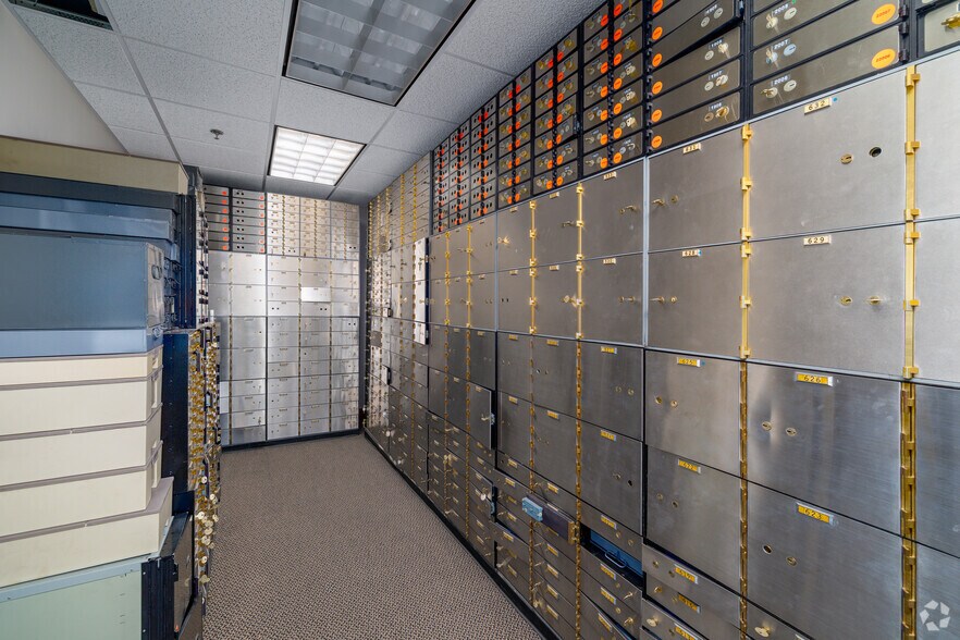 More Photos Of 640 Hacienda Dr, Vista Storefront For Sale