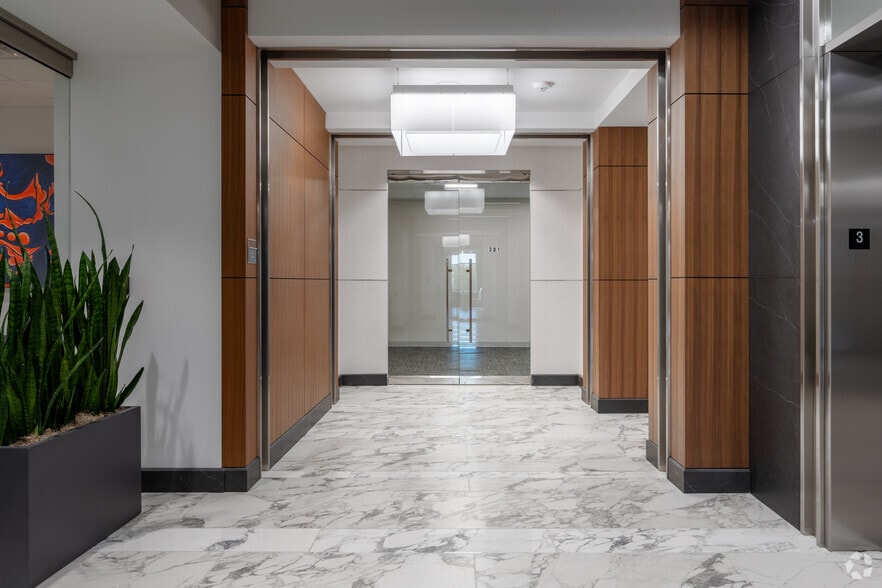 More Photos Of 19122 N US Highway 281, San Antonio Office For Lease