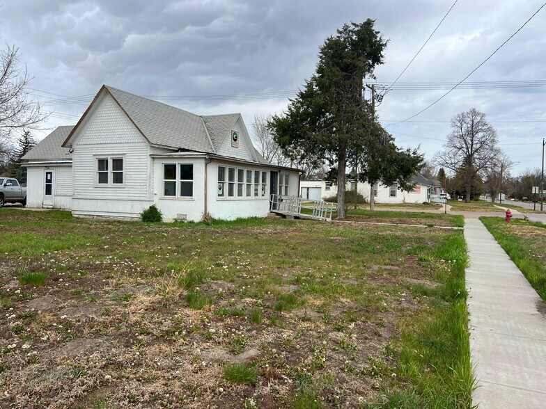 More Photos Of 332 N Main St, Gordon Flex For Sale
