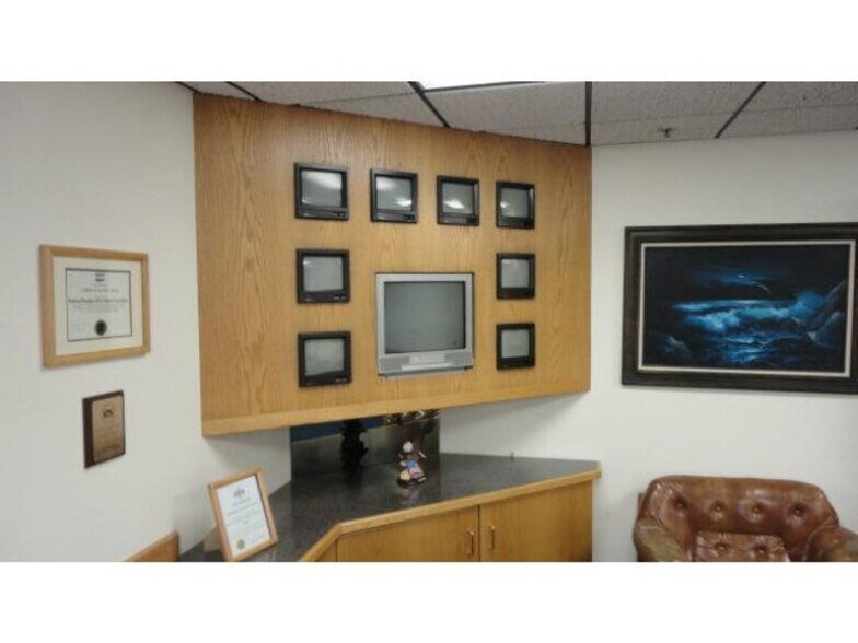 More Photos Of 1009 S Claremont St, San Mateo Showroom For Lease