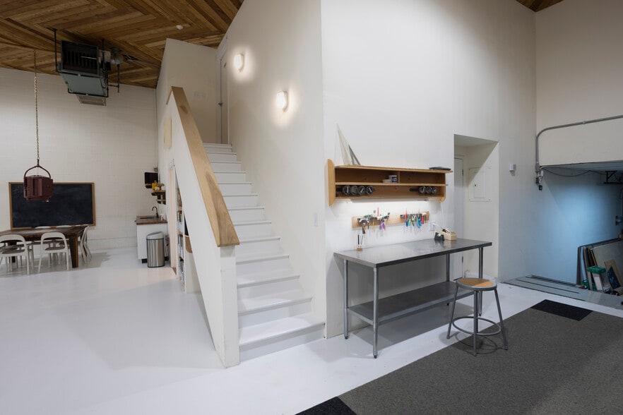 More Photos Of 2337 SE Ankeny St, Portland Office For Sale