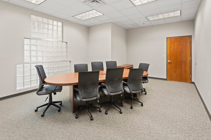 More Photos Of 814 W McNeese St, Lake Charles Office For Lease