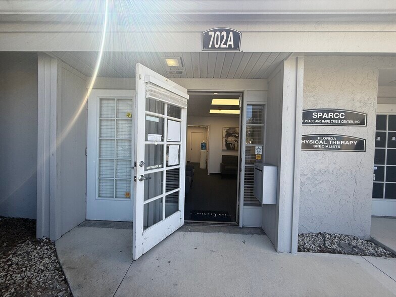 Primary Photo Of 1531 Tamiami Trl S, Venice Medical For Sale