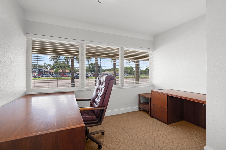 More Photos Of 2672 66th St N, Saint Petersburg Medical For Sale