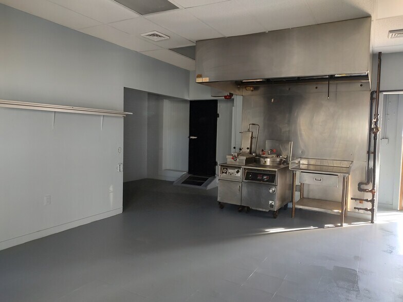 More Photos Of 2106 S Union Ave, Alliance Freestanding For Sale