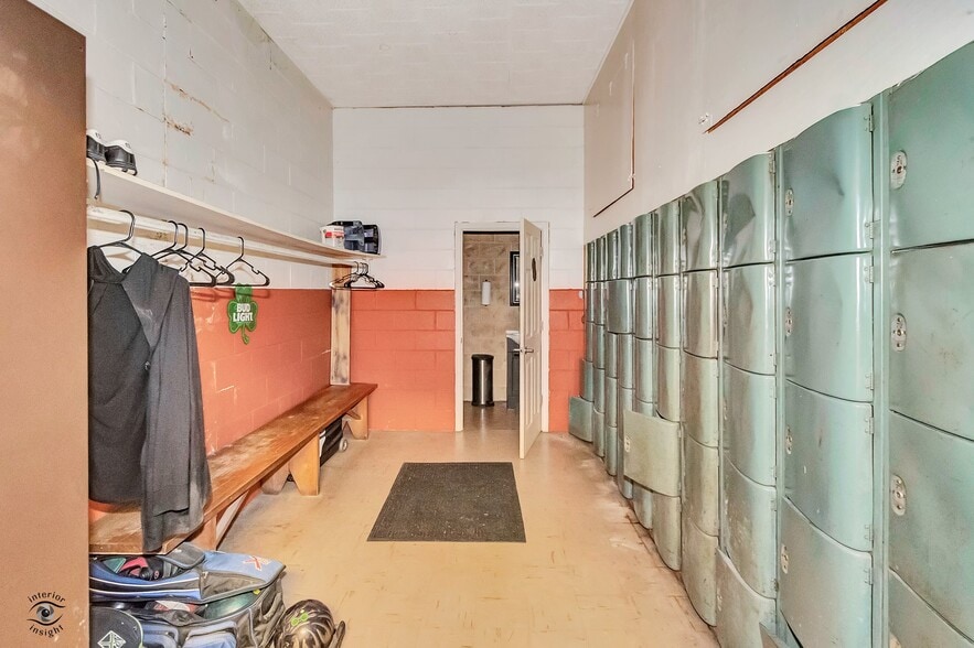 More Photos Of 405 NW Greely Ave, Iroquois Sports And Entertainment For Sale