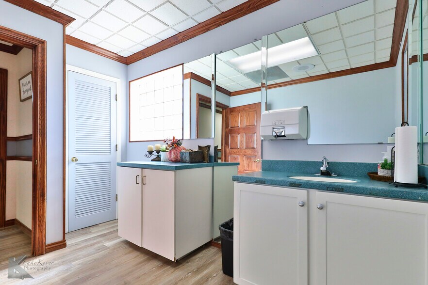 More Photos Of 318 Cedar St, Abilene Storefront Retail Office For Sale