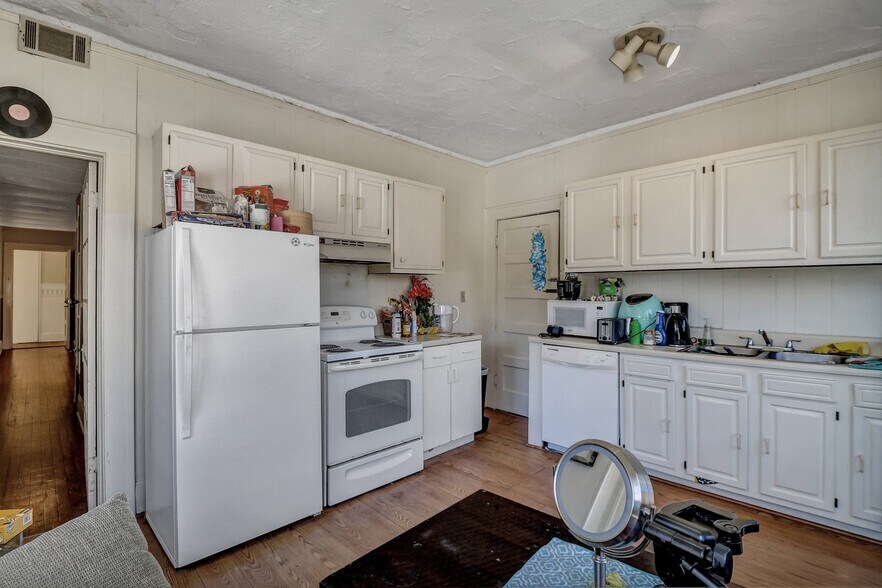 More Photos Of 210 E 48th St, Savannah Apartments For Sale
