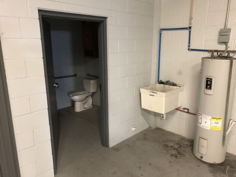 More Photos Of 7878 Gull Rd, Richland Warehouse For Lease