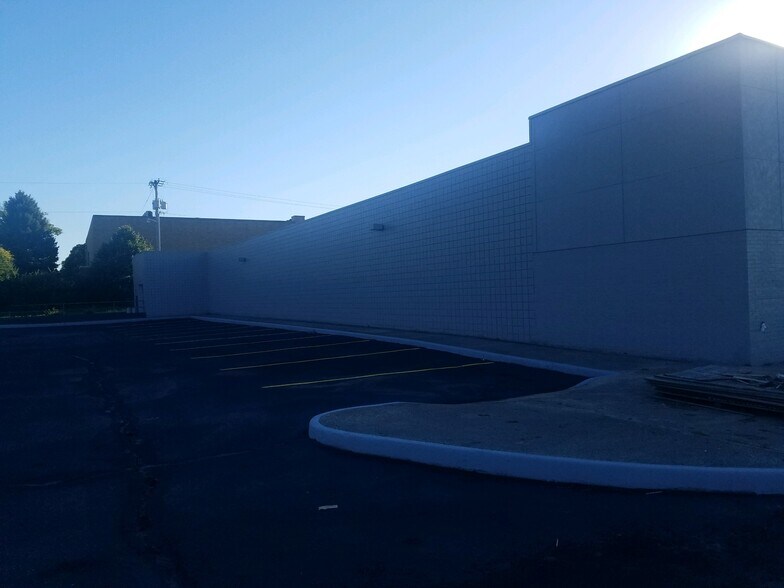 More Photos Of 4910 Denlinger Rd, Dayton Showroom For Sale