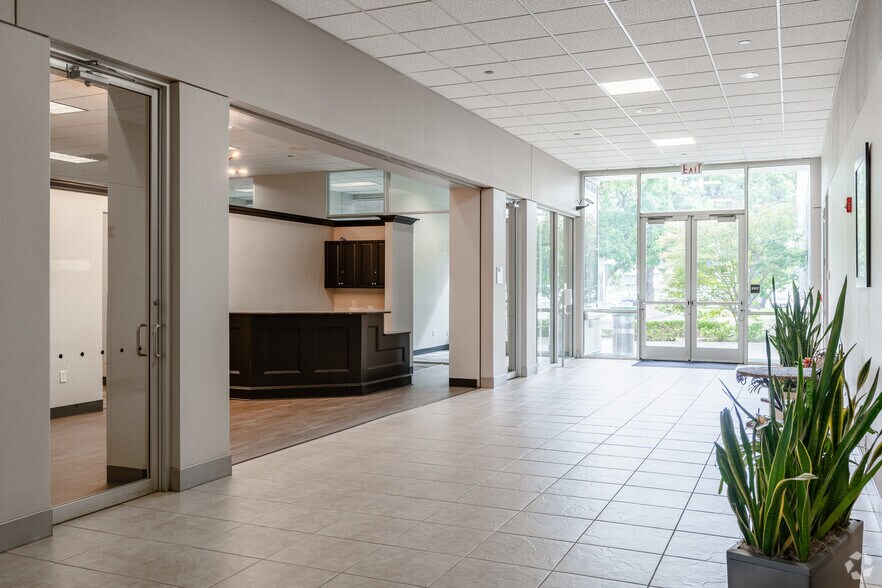 More Photos Of 1301 S Bowen Rd, Arlington Coworking Space