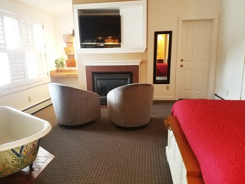 More Photos Of 1000 Grand Ave, Grand Lake Restaurant For Sale