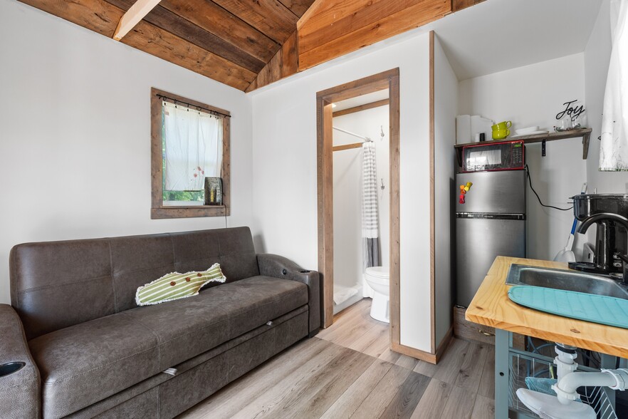 More Photos Of 10897 AR-5, Salesville Hotel For Sale