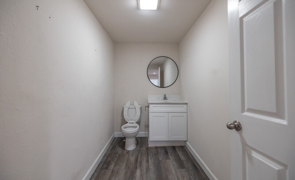 More Photos Of 905 W Scenic Rivers Blvd, Salem Flex For Sale